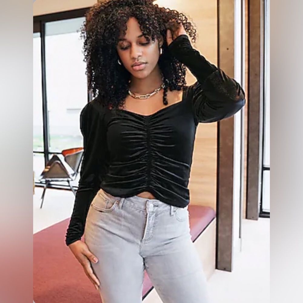 Velvet Long Sleeve Ruched Front Top
Size: L
Color: Pitch Black